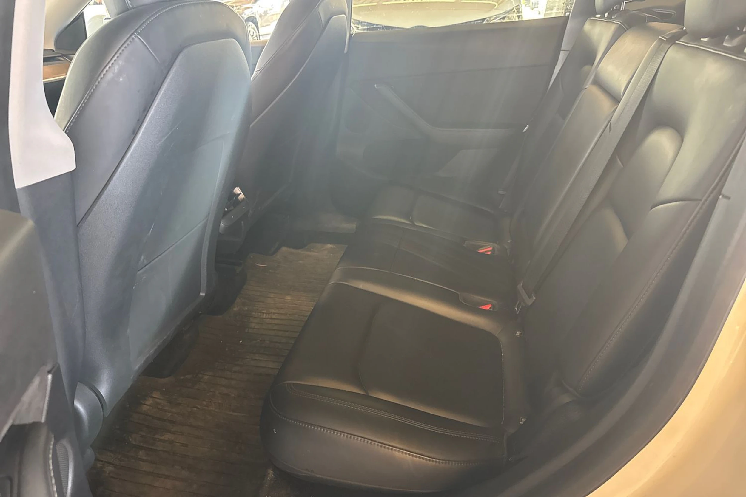 valkoinen Tesla Model Y 2021 kuva 5.