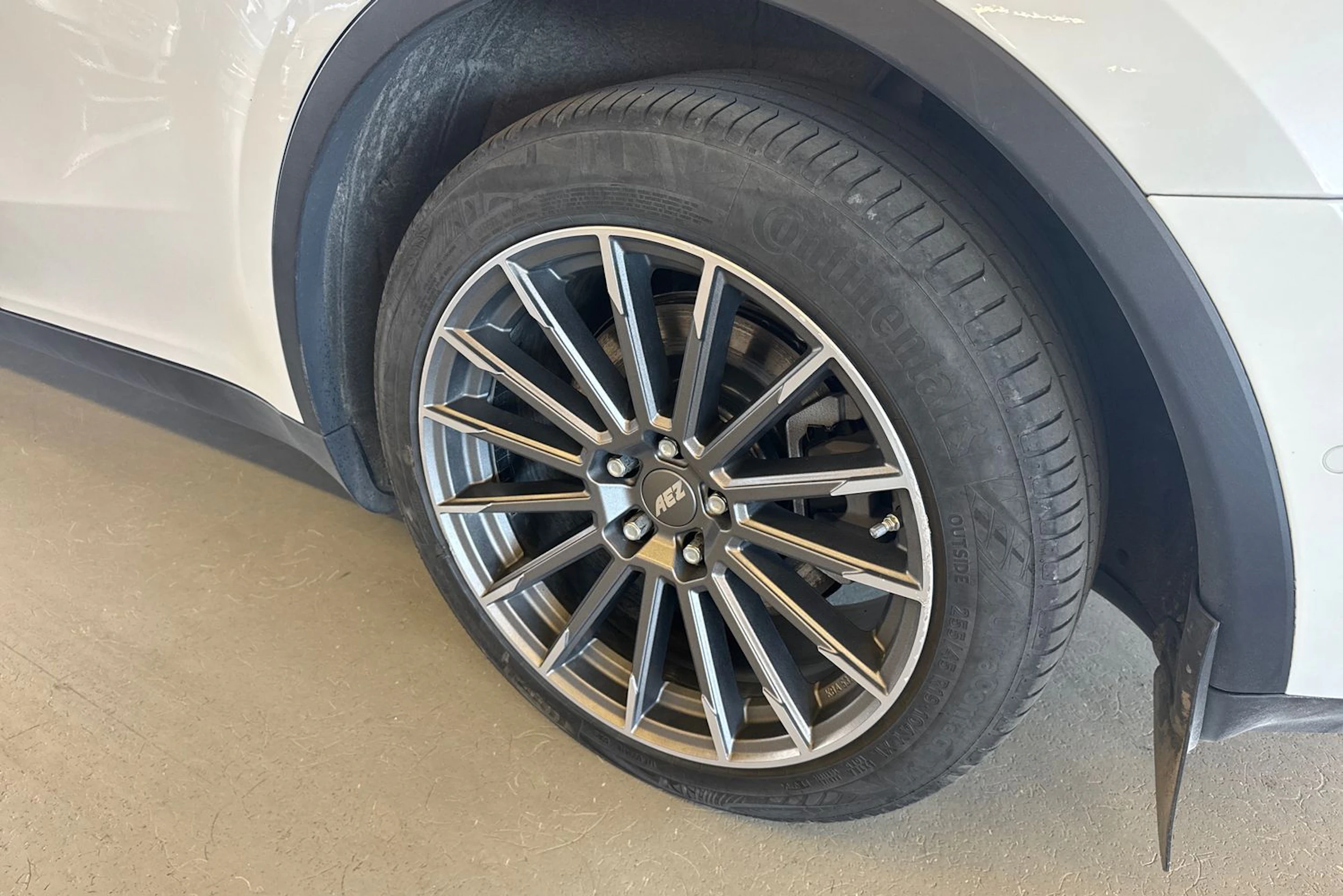 valkoinen Tesla Model Y 2021 kuva 6.