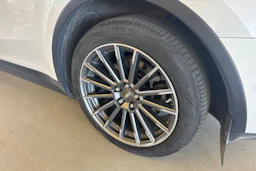 valkoinen Tesla Model Y 2021 kuva 6.