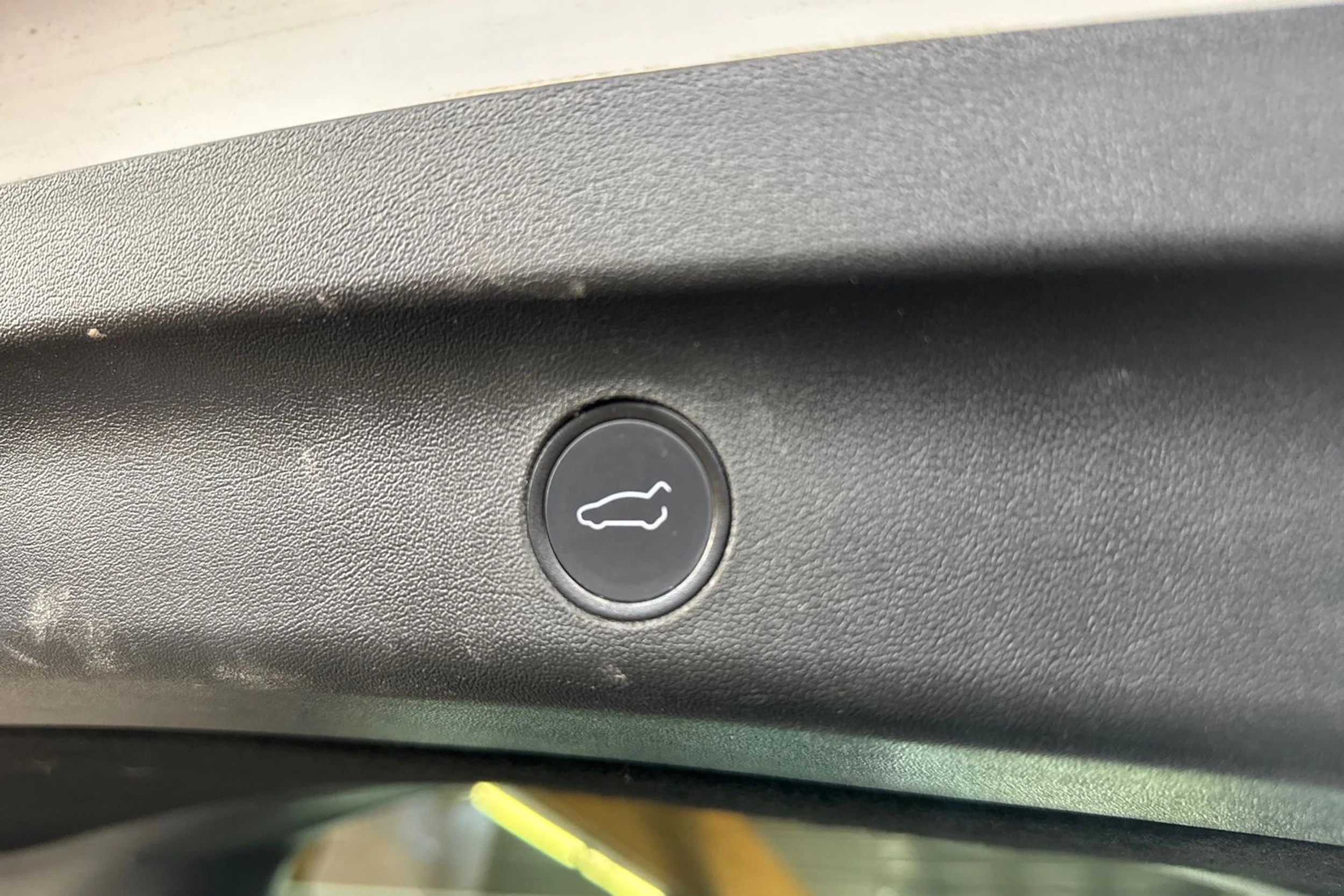 valkoinen Tesla Model Y 2021 kuva 7.