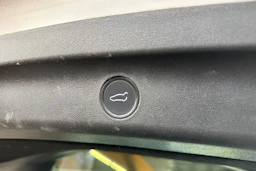 valkoinen Tesla Model Y 2021 kuva 7.