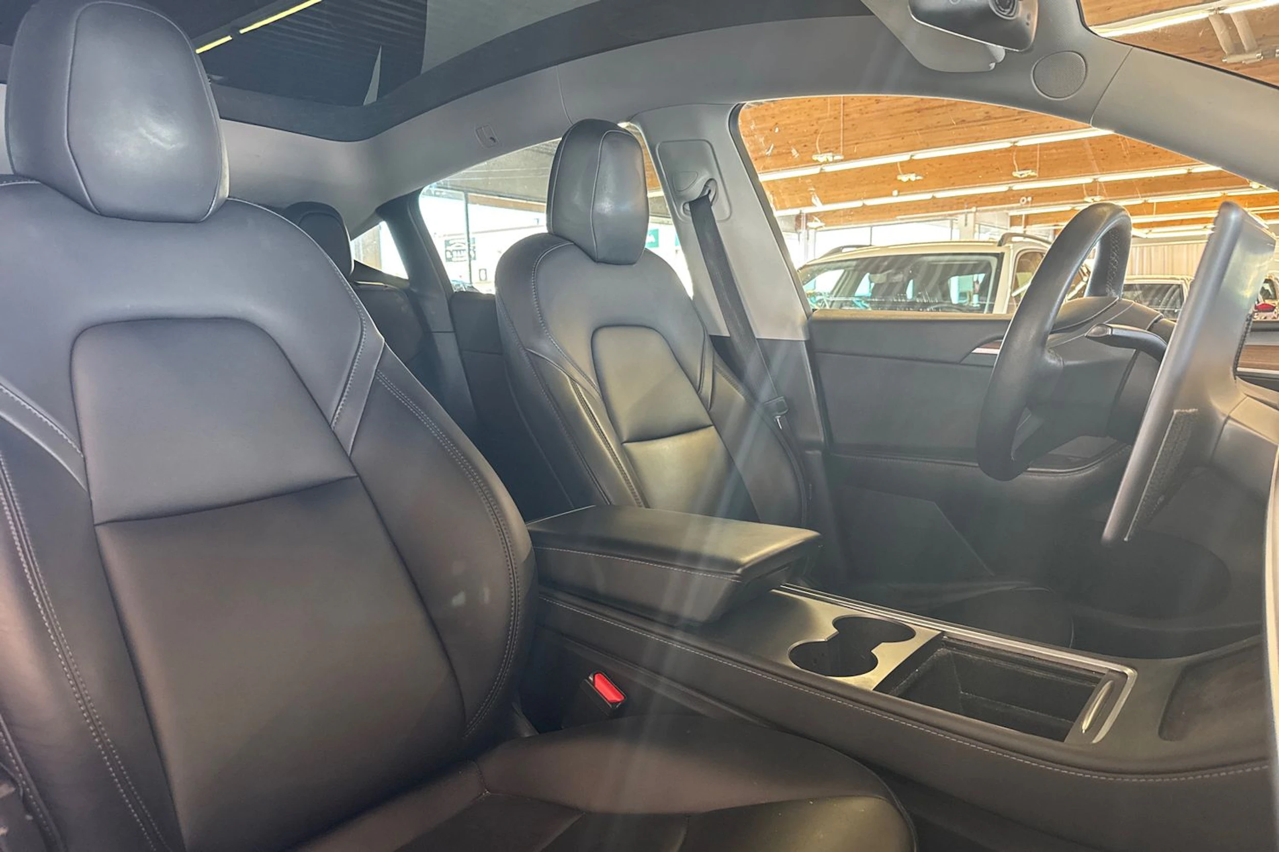 valkoinen Tesla Model Y 2021 kuva 8.