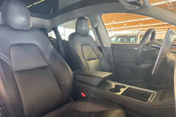 valkoinen Tesla Model Y 2021 kuva 8.