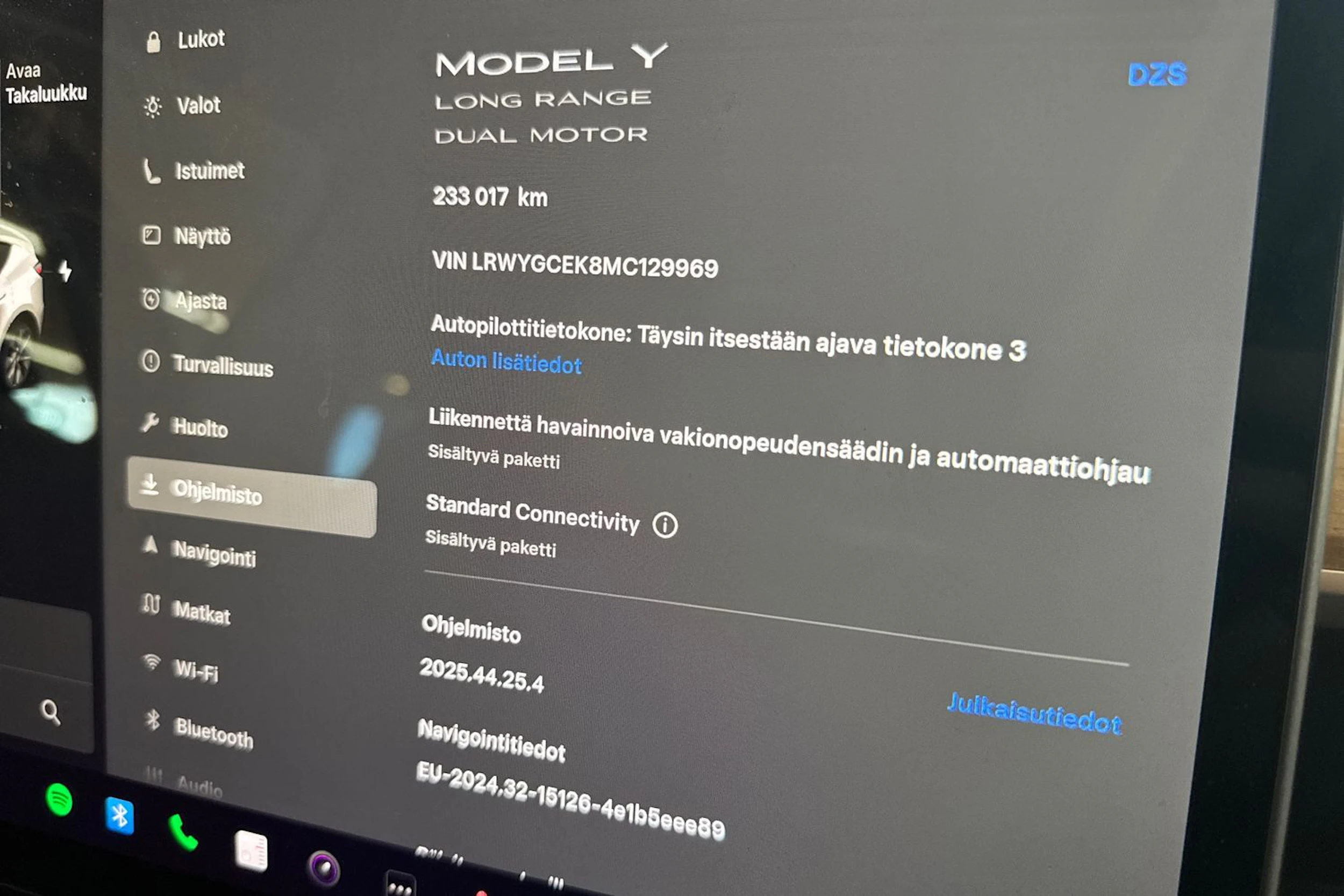 valkoinen Tesla Model Y 2021 kuva 9.
