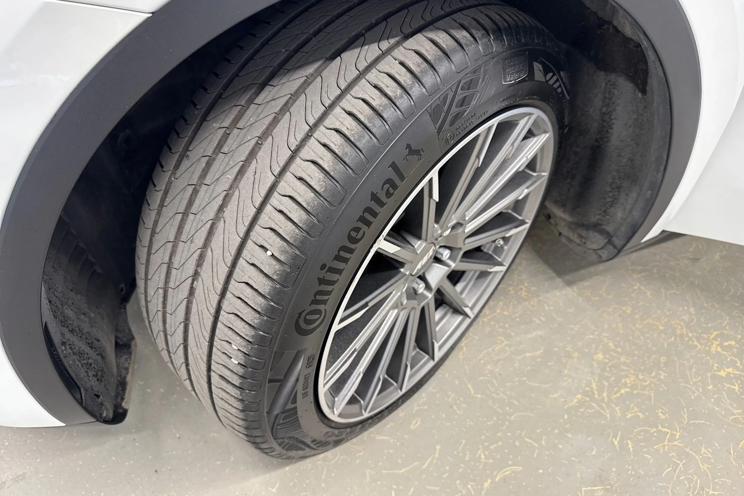 valkoinen Tesla Model Y 2021 kuva 10.