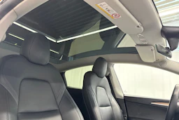 valkoinen Tesla Model Y 2021 kuva 11.