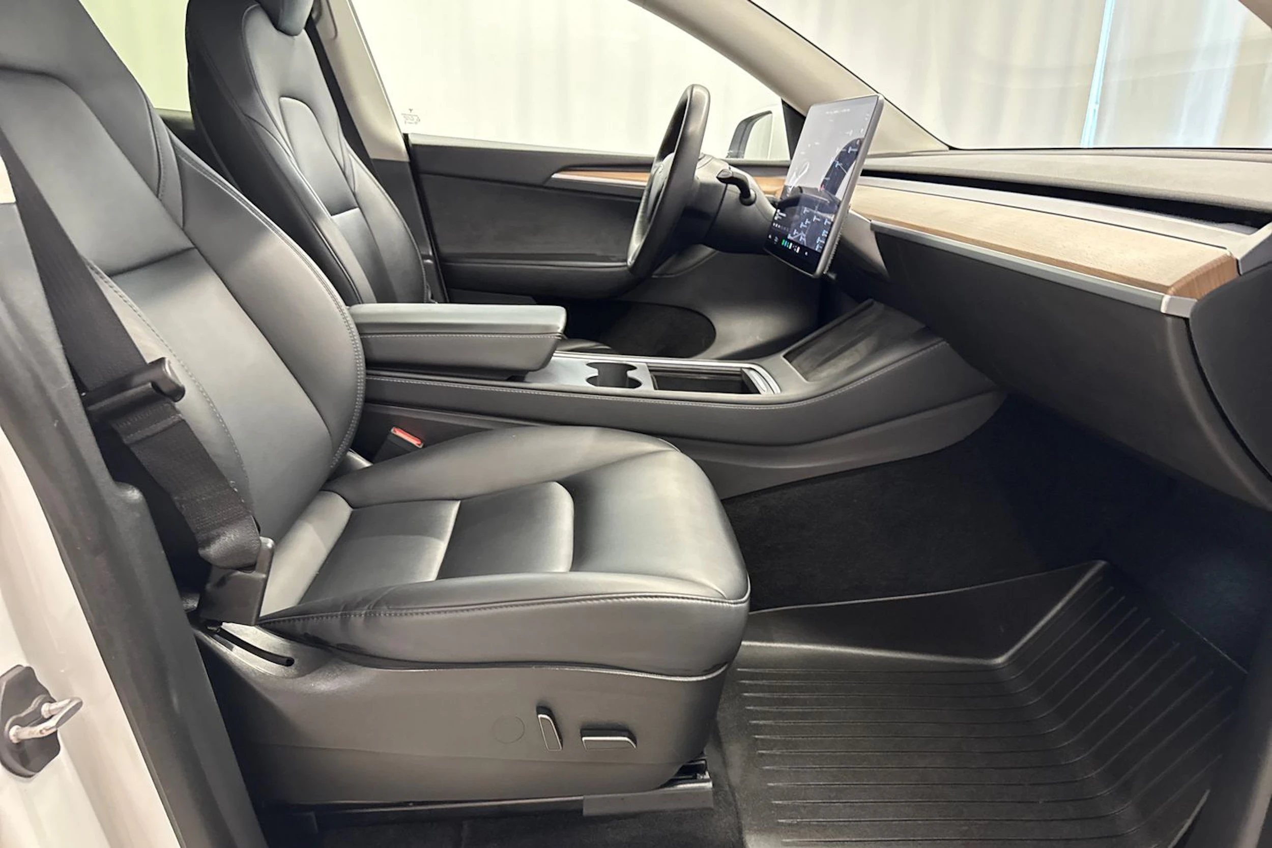 valkoinen Tesla Model Y 2021 kuva 12.