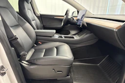 valkoinen Tesla Model Y 2021 kuva 12.