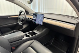 valkoinen Tesla Model Y 2021 kuva 13.