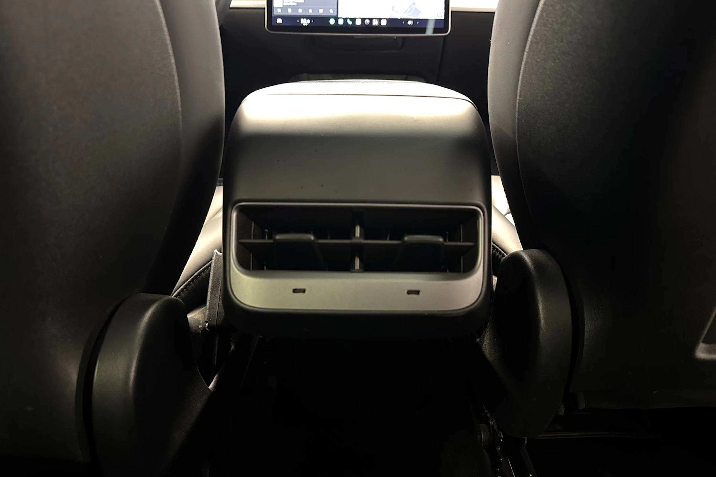 valkoinen Tesla Model Y 2021 kuva 15.