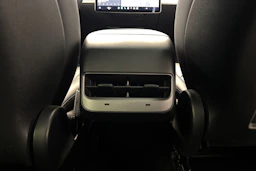 valkoinen Tesla Model Y 2021 kuva 15.