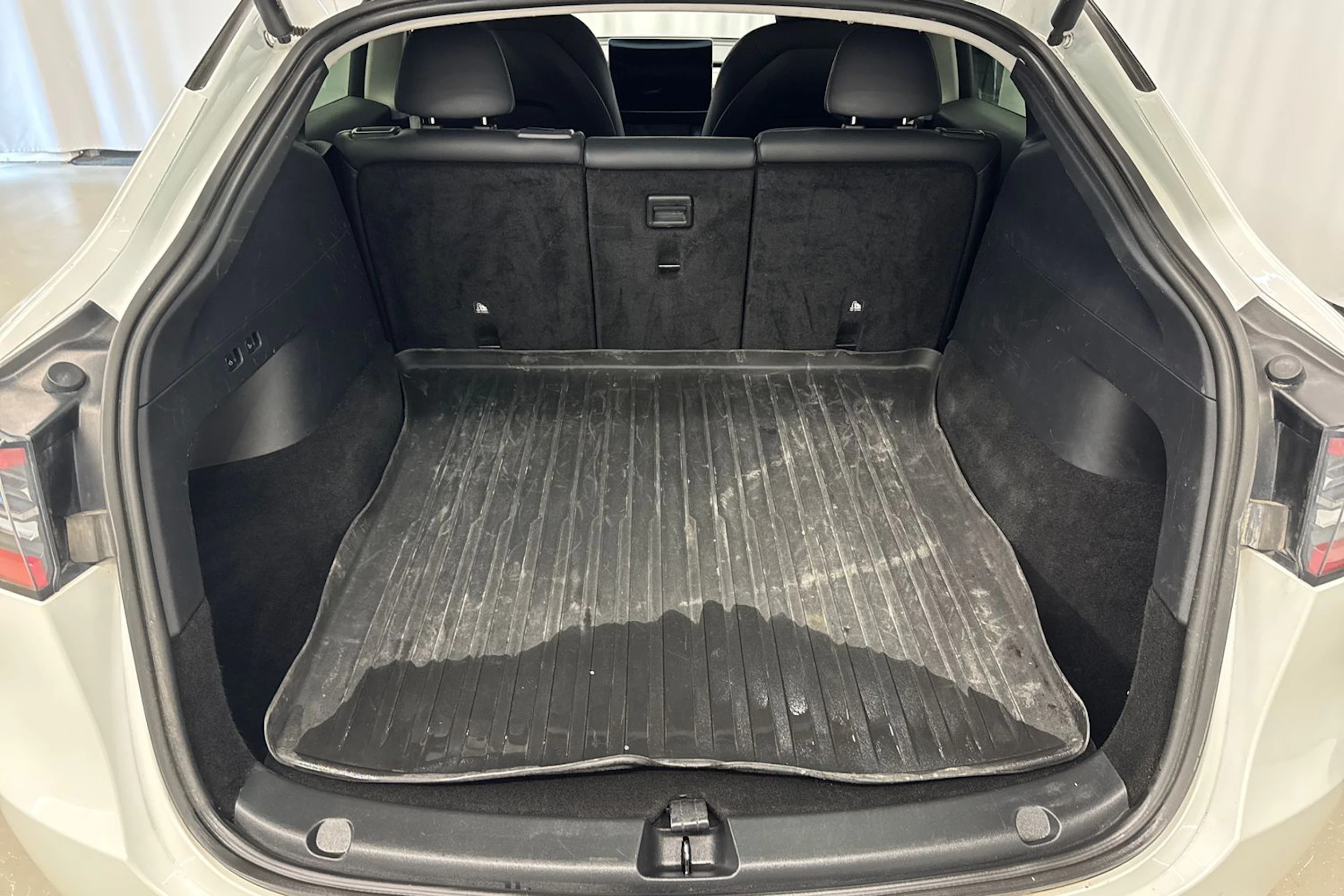 valkoinen Tesla Model Y 2021 kuva 16.