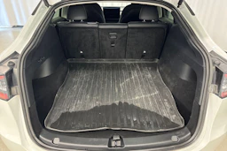 valkoinen Tesla Model Y 2021 kuva 16.