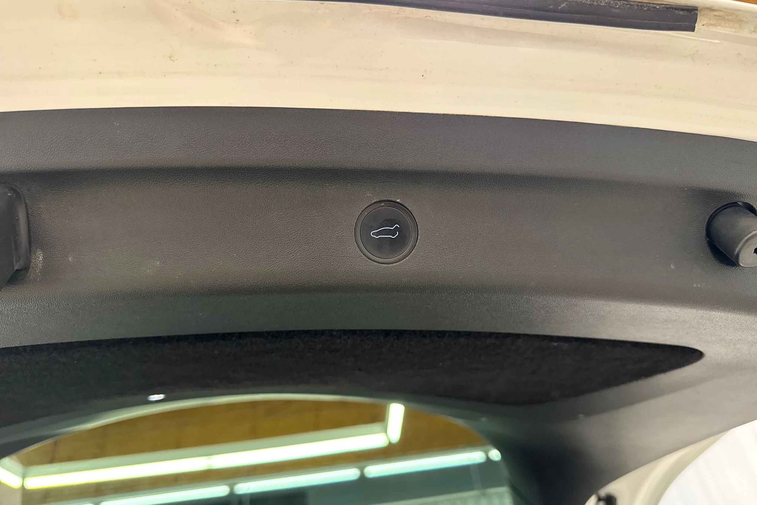 valkoinen Tesla Model Y 2021 kuva 17.