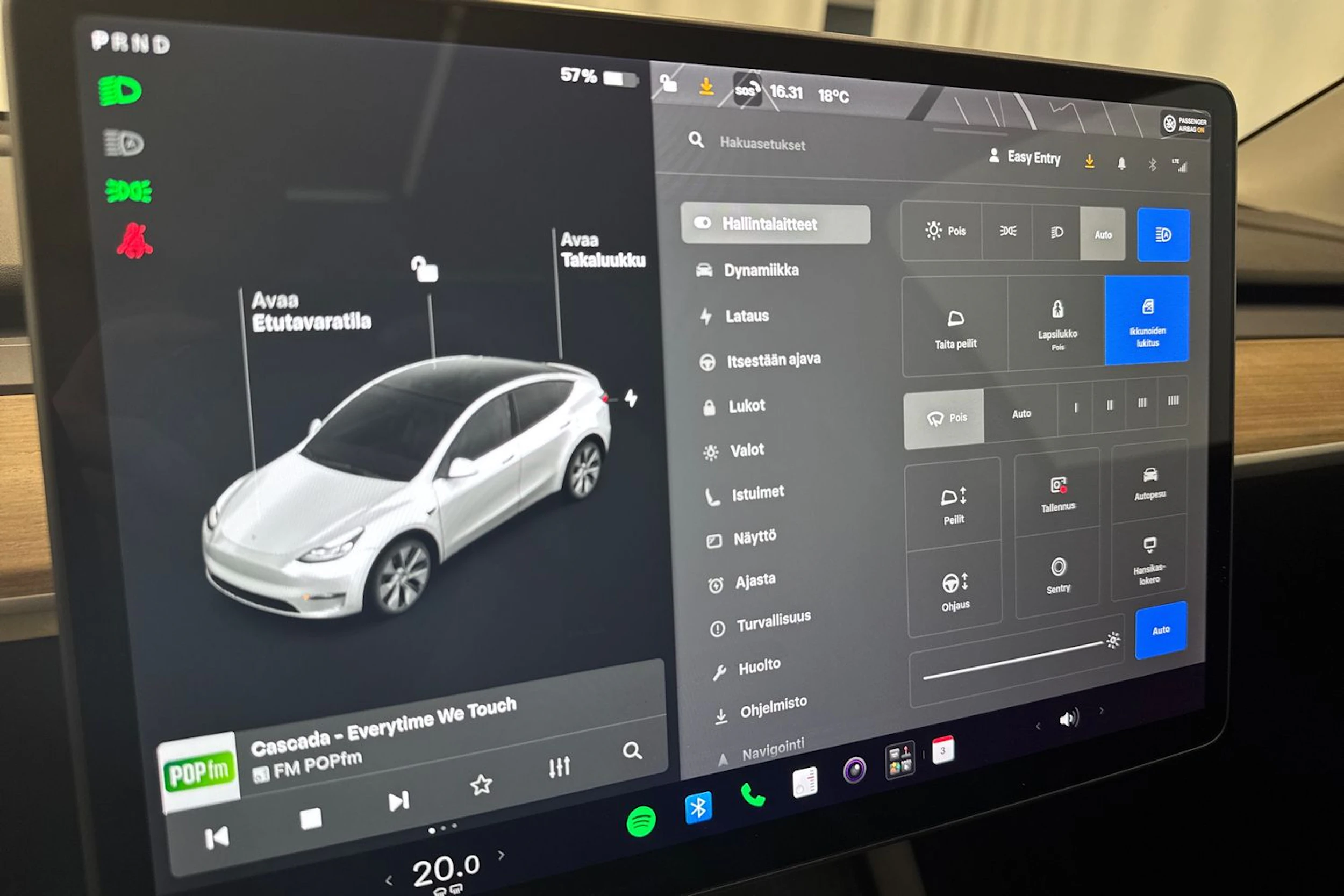 valkoinen Tesla Model Y 2021 kuva 19.