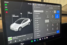 valkoinen Tesla Model Y 2021 kuva 19.