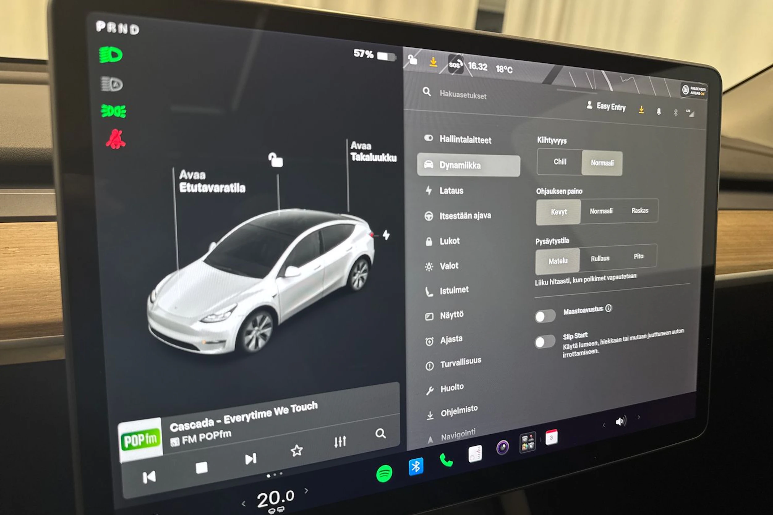 valkoinen Tesla Model Y 2021 kuva 20.