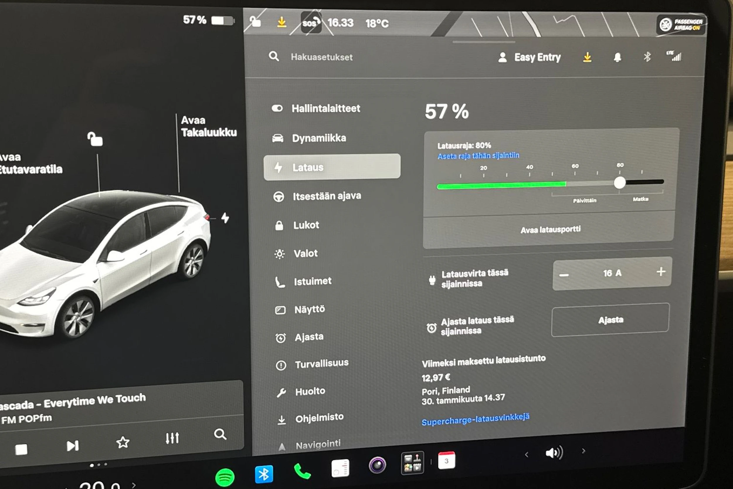 valkoinen Tesla Model Y 2021 kuva 21.
