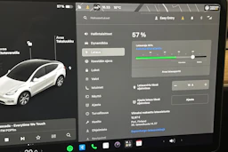 valkoinen Tesla Model Y 2021 kuva 21.