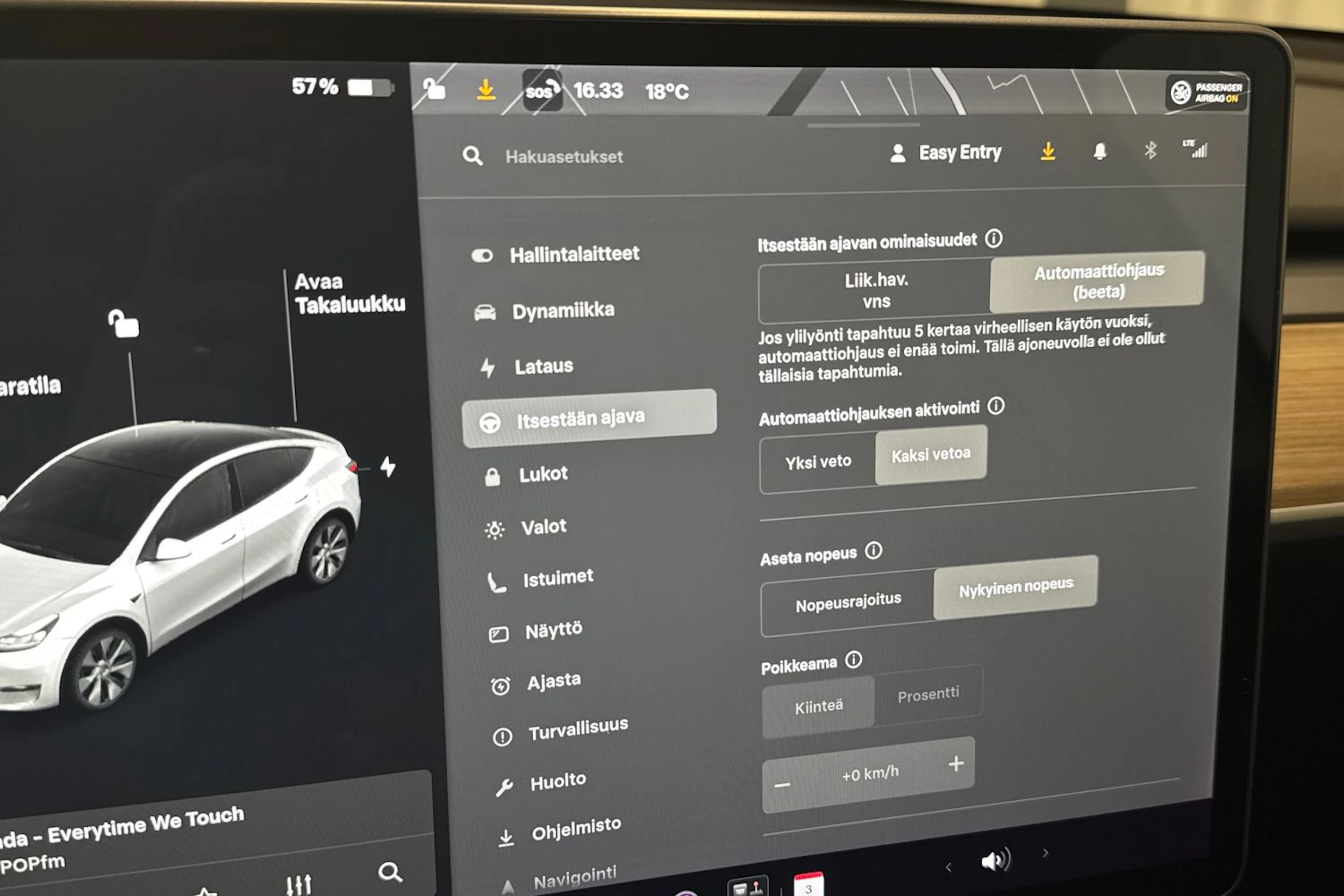 valkoinen Tesla Model Y 2021 kuva 22.