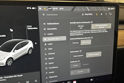 valkoinen Tesla Model Y 2021 kuva 22.