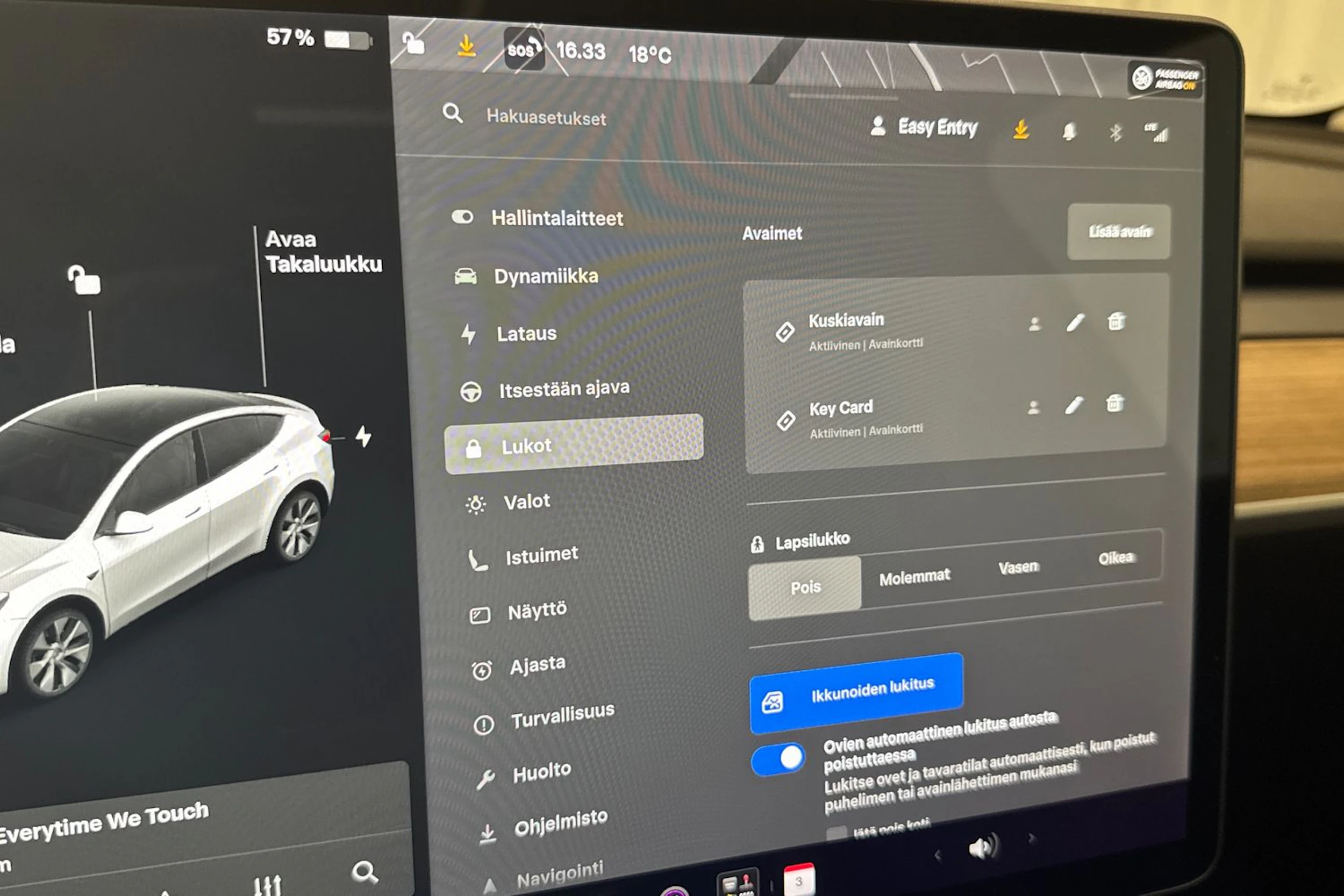 valkoinen Tesla Model Y 2021 kuva 23.