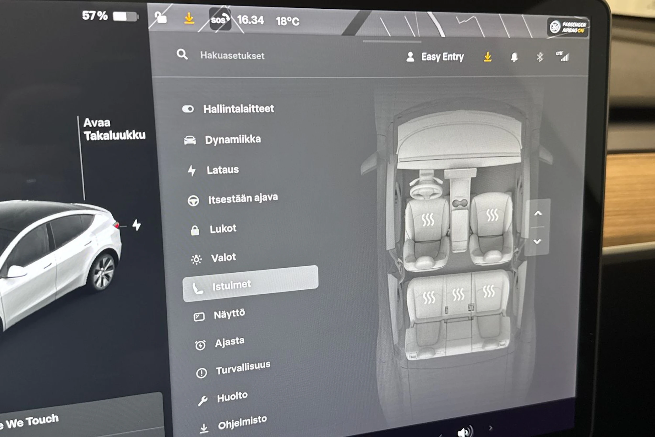 valkoinen Tesla Model Y 2021 kuva 24.