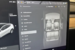 valkoinen Tesla Model Y 2021 kuva 24.