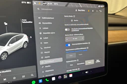 valkoinen Tesla Model Y 2021 kuva 26.