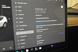 valkoinen Tesla Model Y 2021 kuva 27.
