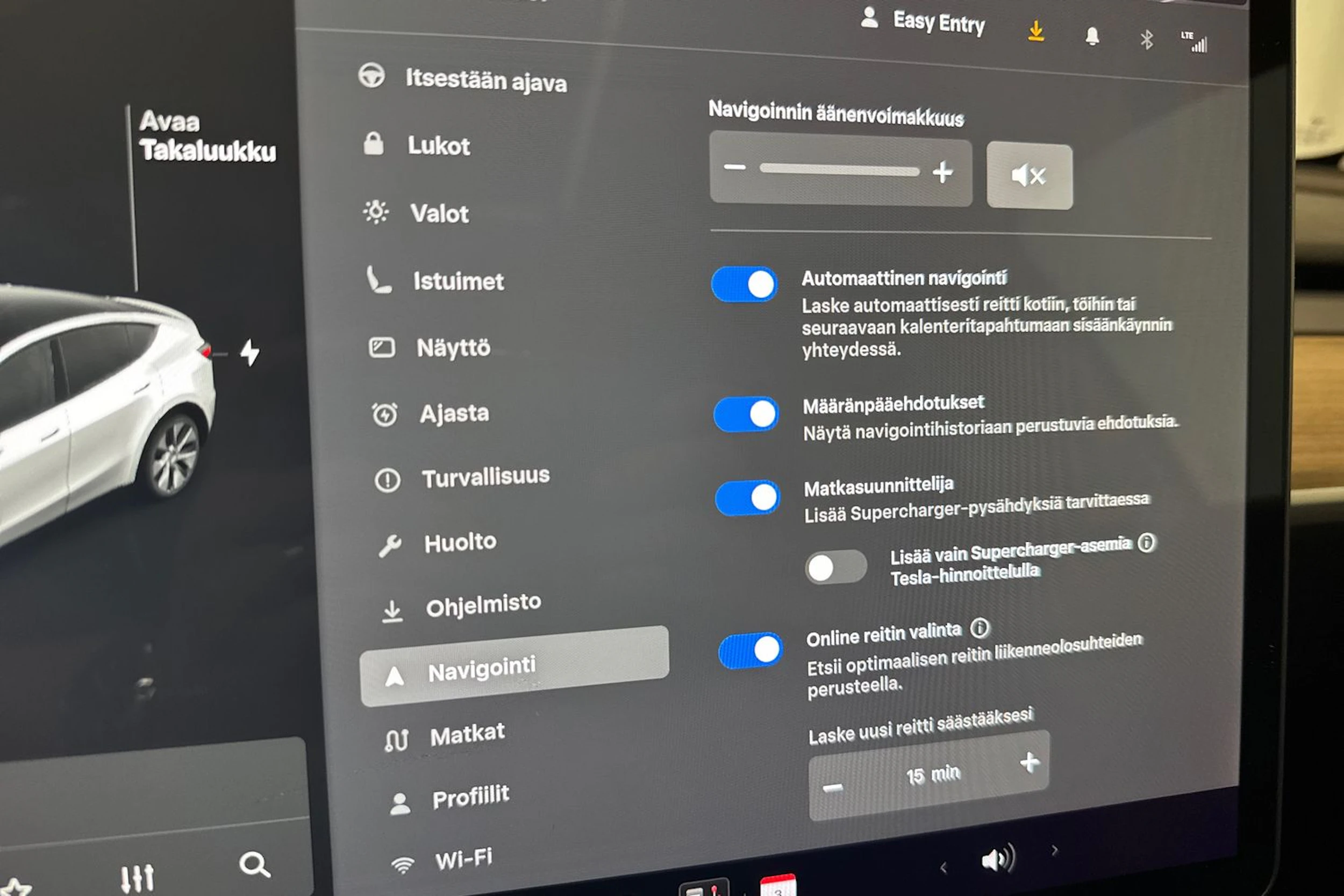 valkoinen Tesla Model Y 2021 kuva 28.
