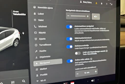 valkoinen Tesla Model Y 2021 kuva 28.