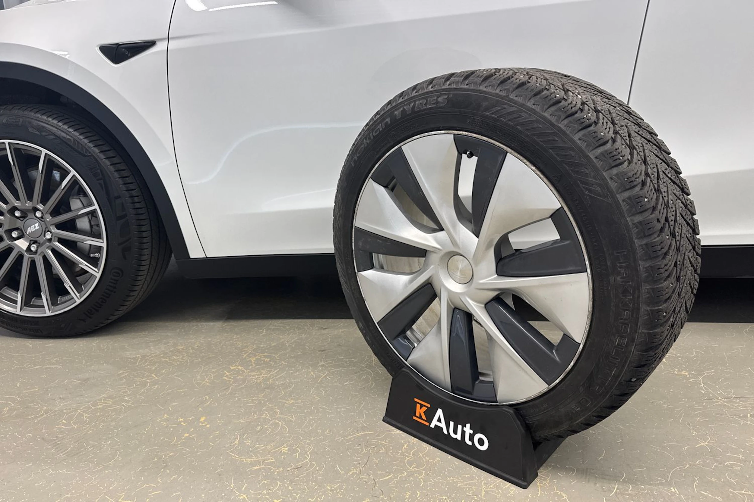 valkoinen Tesla Model Y 2021 kuva 31.
