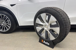 valkoinen Tesla Model Y 2021 kuva 31.