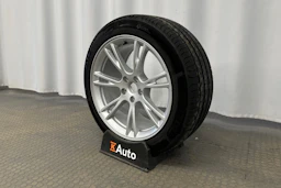 musta Tesla Model Y 2021 kuva 10.