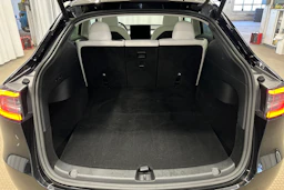 musta Tesla Model Y 2021 kuva 11.