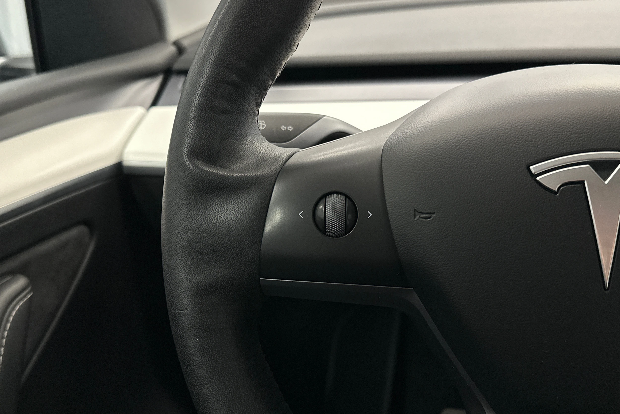 musta Tesla Model Y 2021 kuva 15.