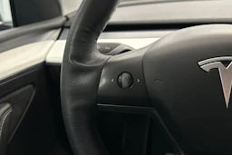 musta Tesla Model Y 2021 kuva 15.