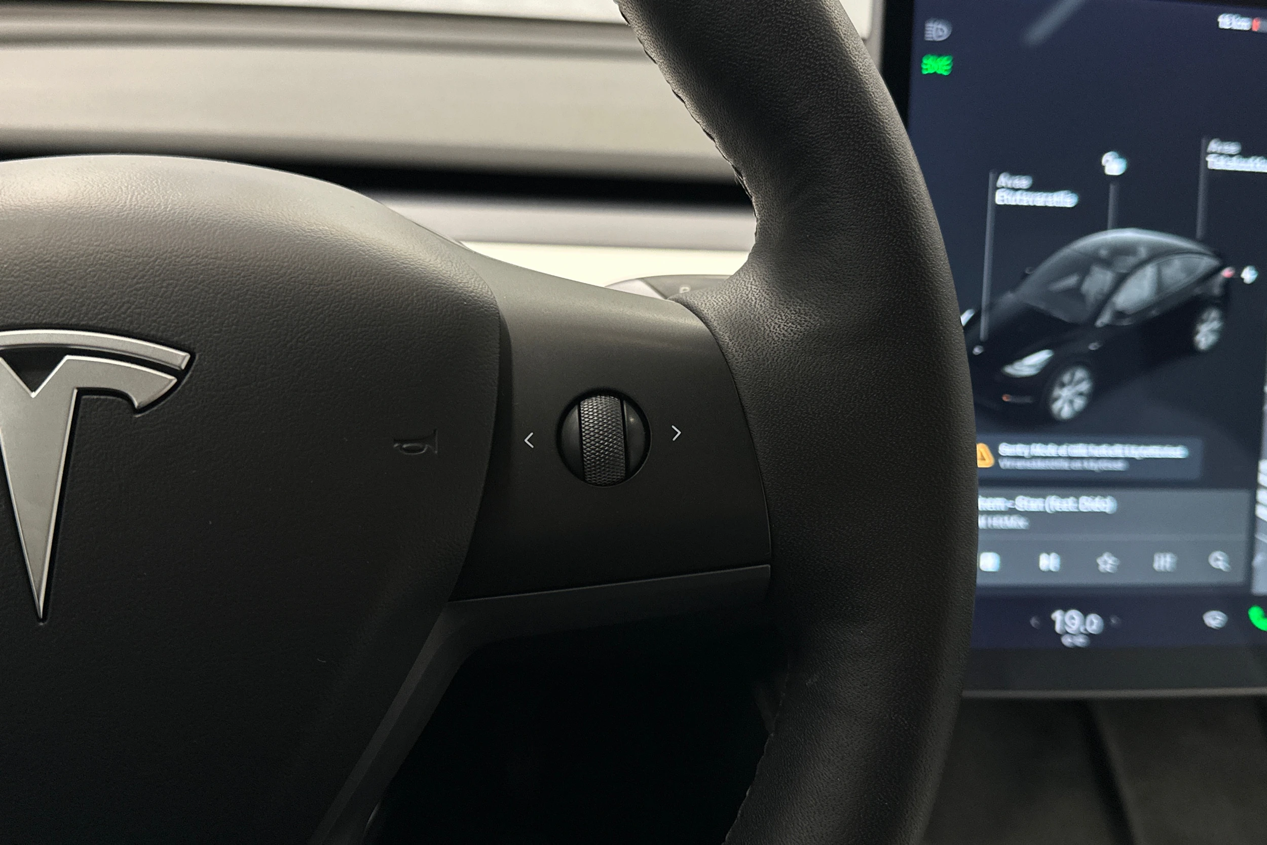 musta Tesla Model Y 2021 kuva 16.