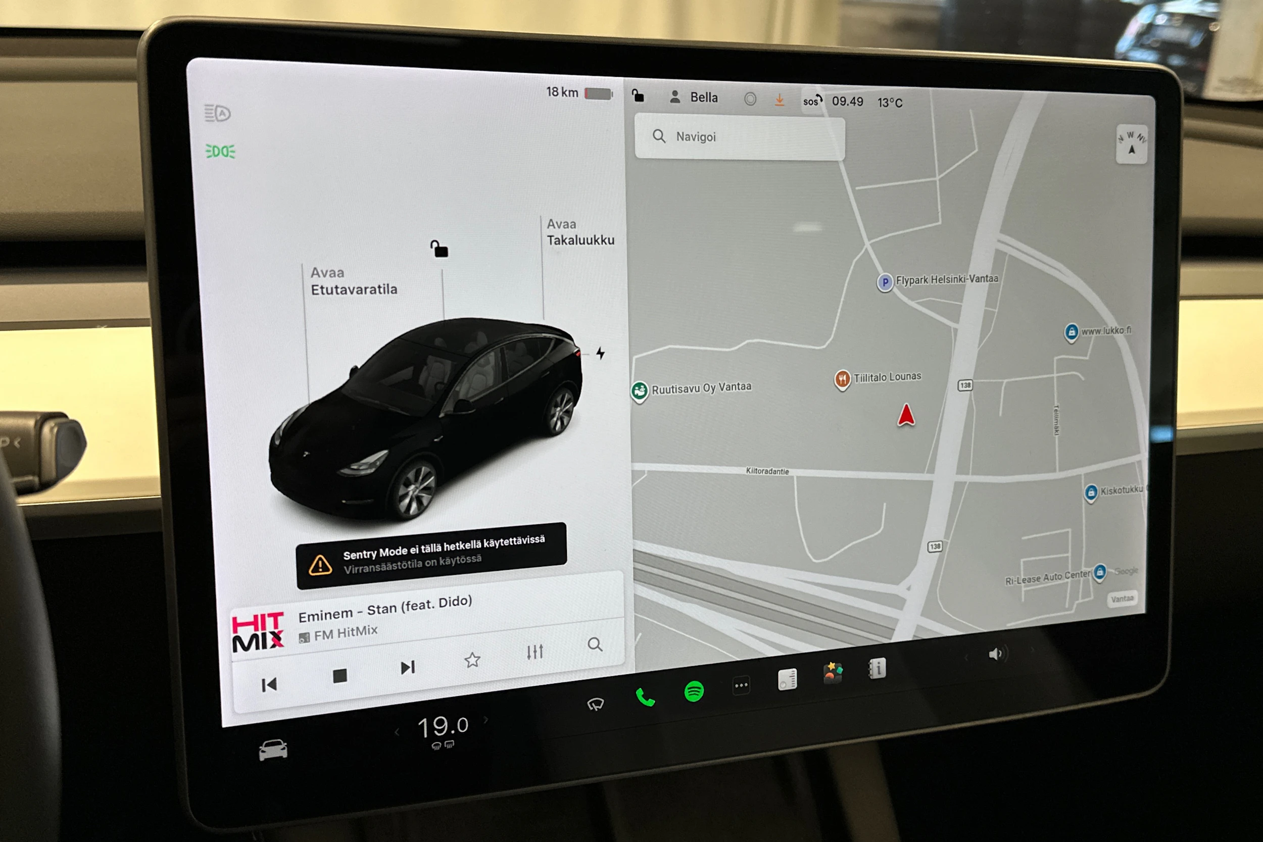 musta Tesla Model Y 2021 kuva 17.