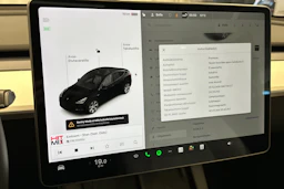 musta Tesla Model Y 2021 kuva 19.