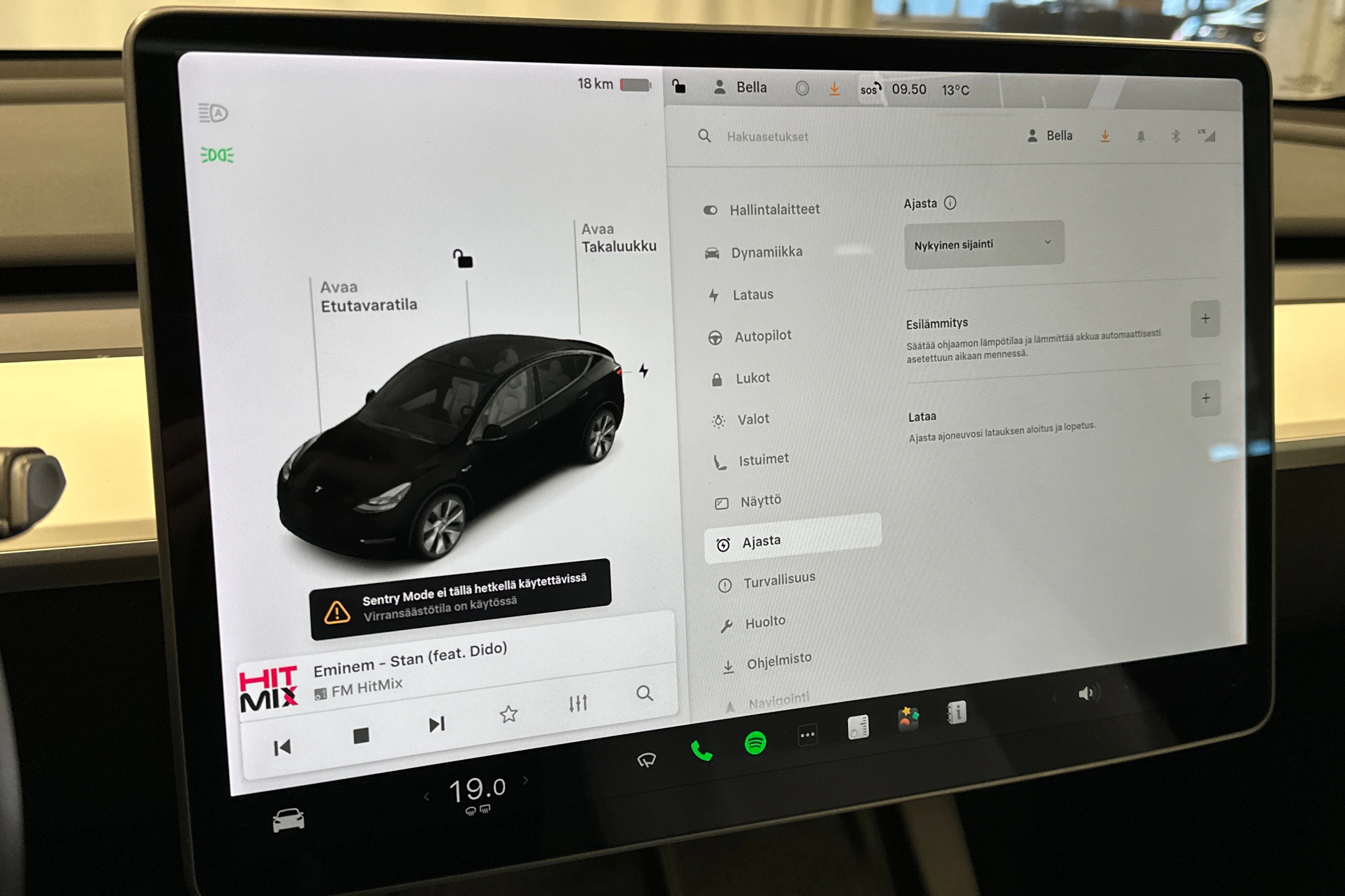 musta Tesla Model Y 2021 kuva 21.