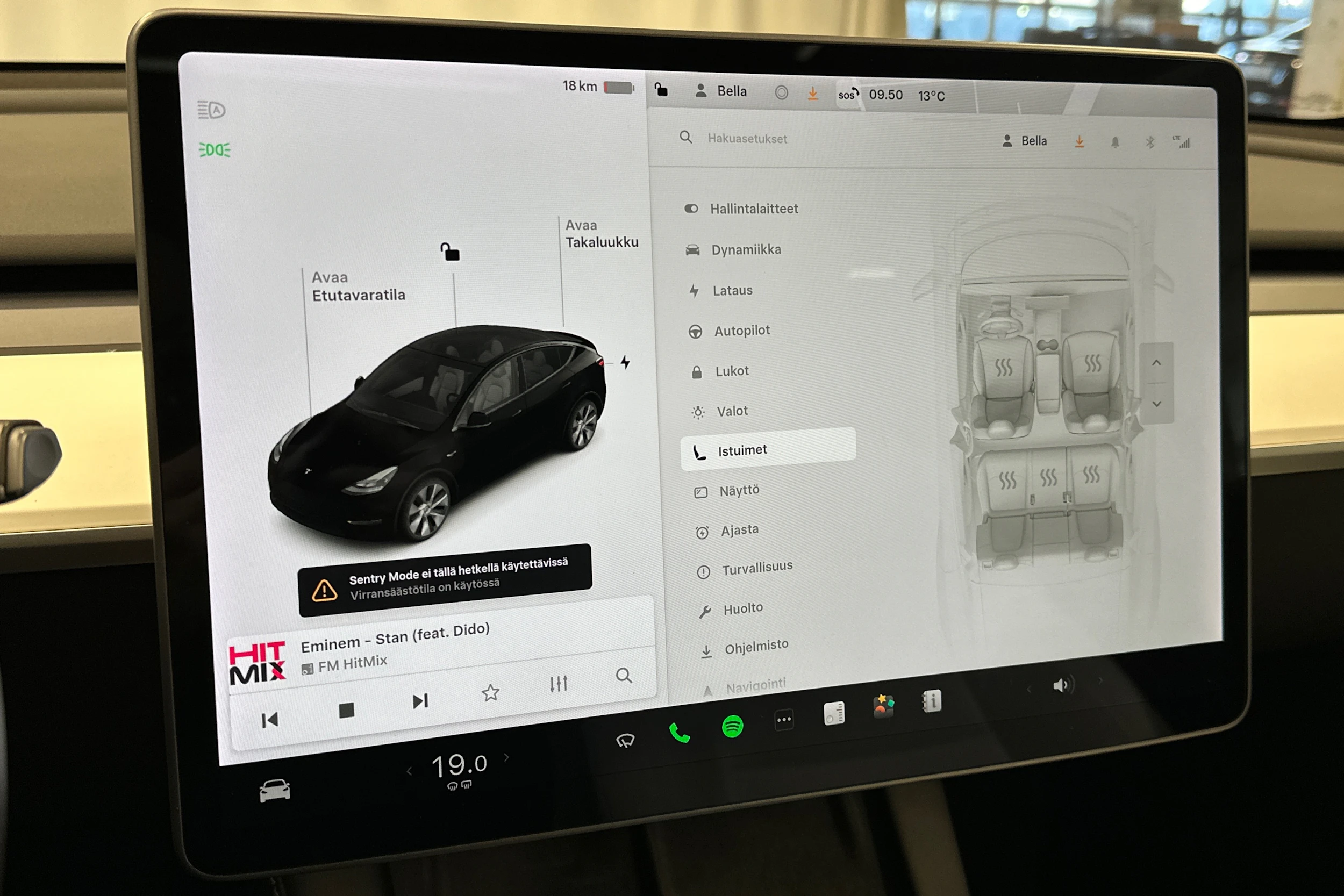 musta Tesla Model Y 2021 kuva 23.