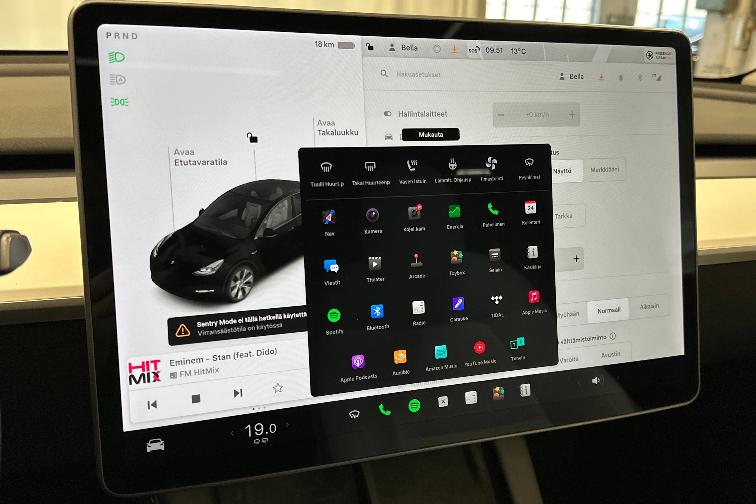 musta Tesla Model Y 2021 kuva 25.