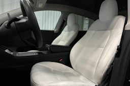 musta Tesla Model Y 2021 kuva 29.