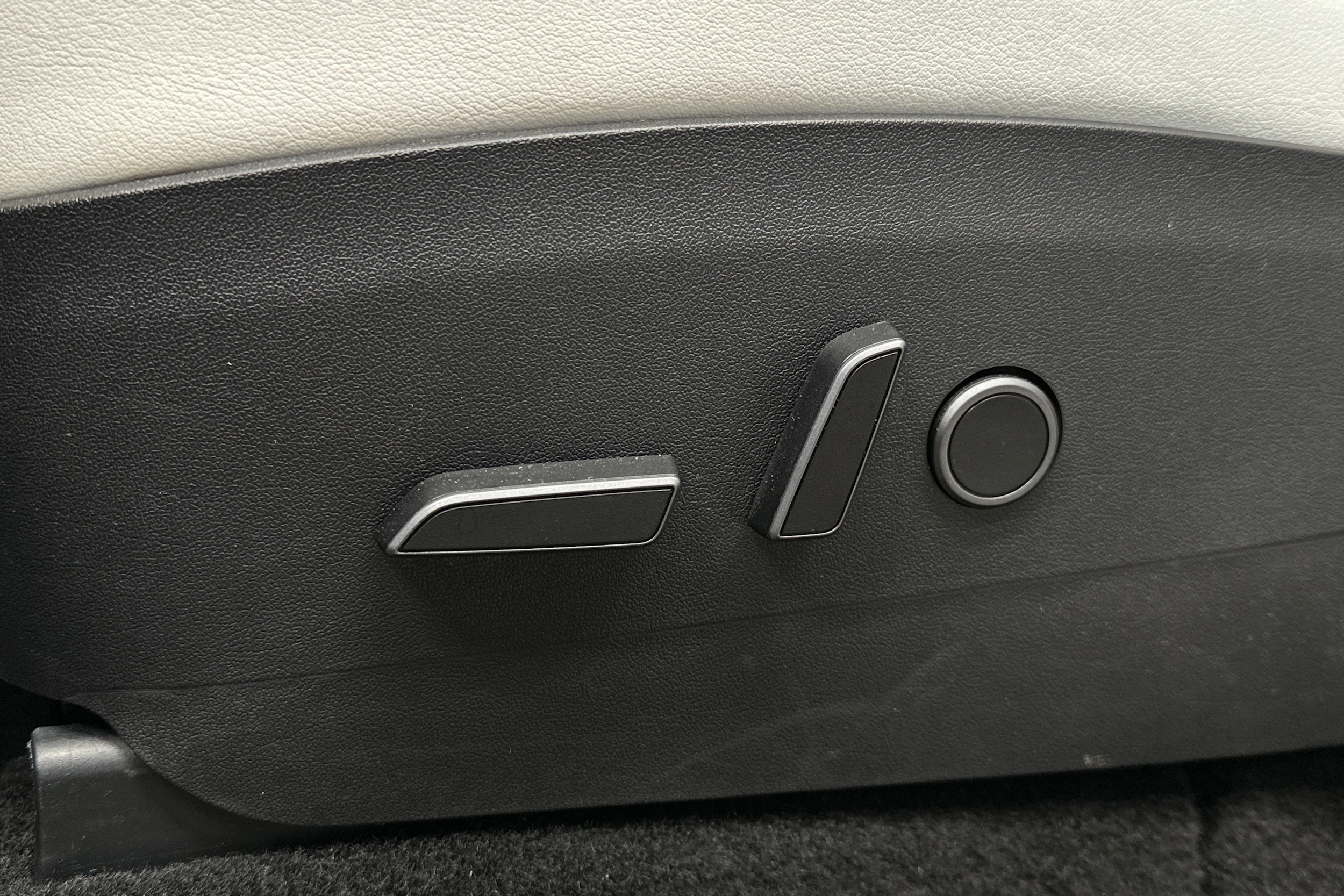 musta Tesla Model Y 2021 kuva 30.