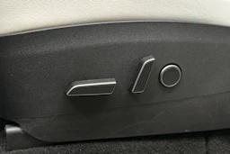 musta Tesla Model Y 2021 kuva 30.