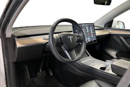 valkoinen Tesla Model Y 2021 kuva 3.
