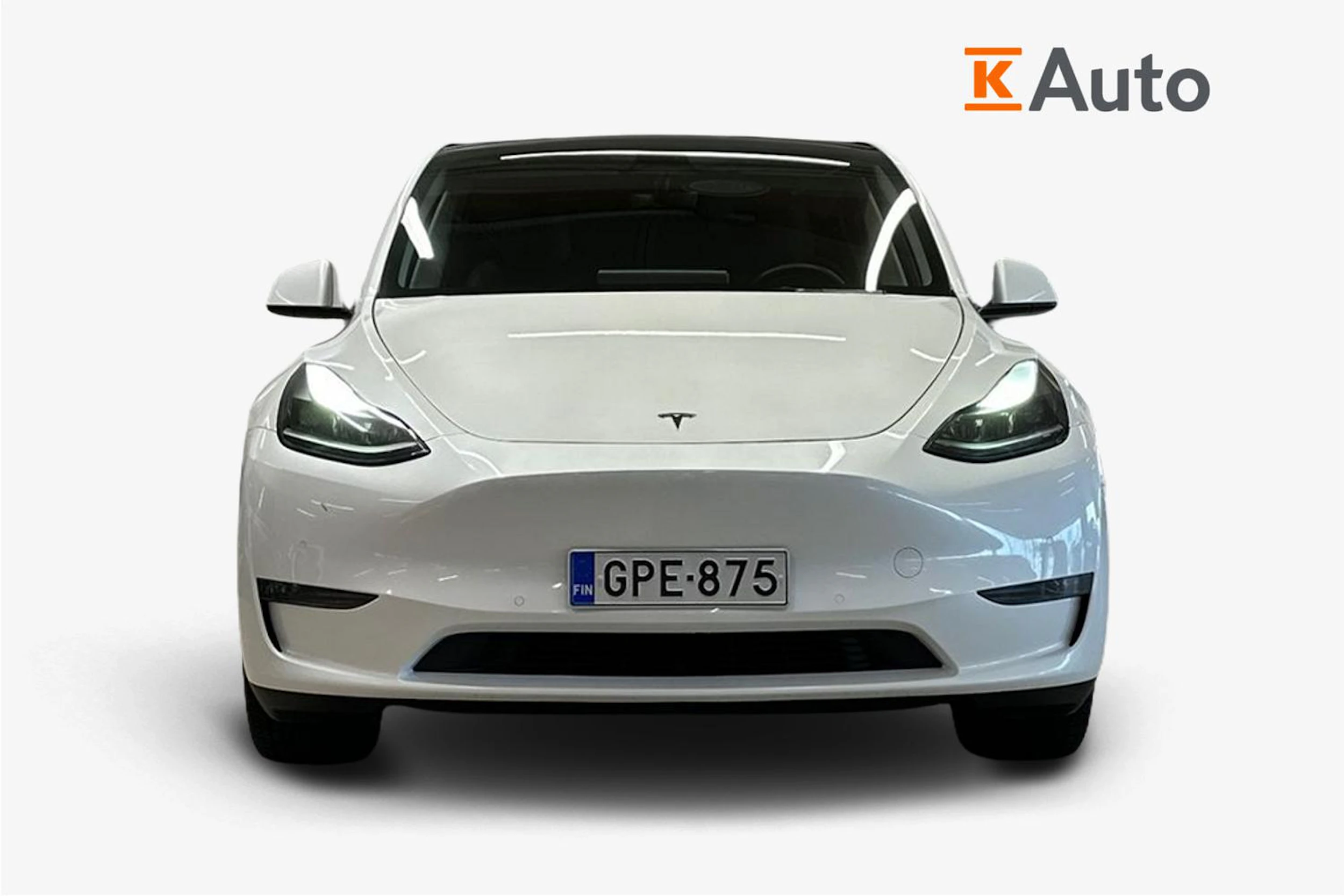 valkoinen Tesla Model Y 2021 kuva 4.