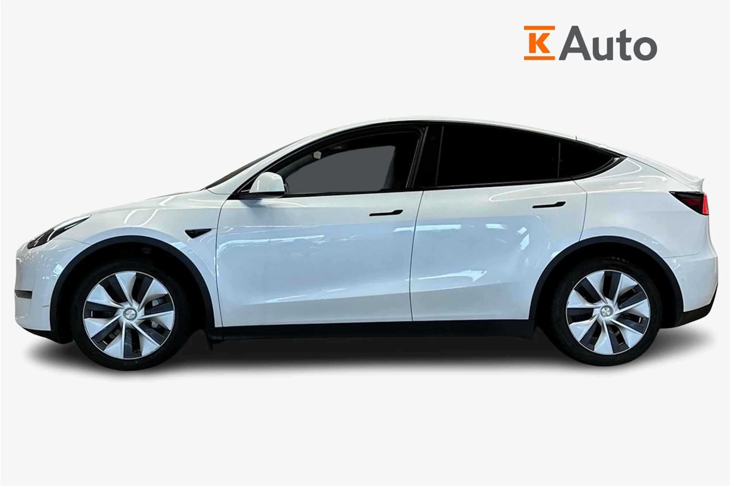 valkoinen Tesla Model Y 2021 kuva 5.
